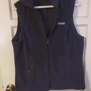Columbia Black Zip-Up Vest with Stand-Up Collar and Fitted Silhouette
